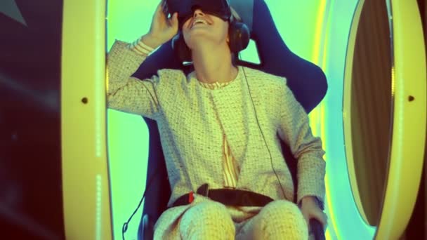 Sorprendida joven mujer experimentando la realidad virtual por primera vez — Vídeos de Stock