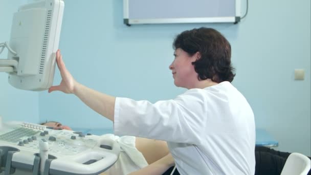 Женщина-врач показывает пациентке результаты ультразвука — стоковое видео