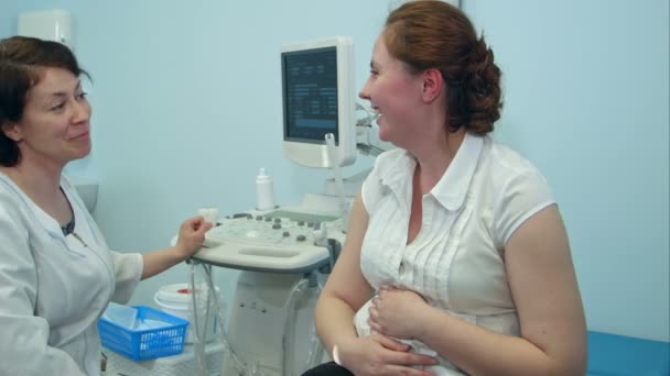 Doctora explicando el procedimiento médico a la futura madre — Vídeos de Stock