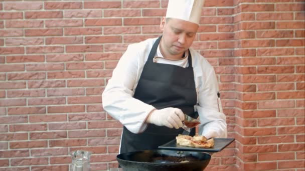 준비 된만 두 접시를 장식 하는 요리사 — 비디오