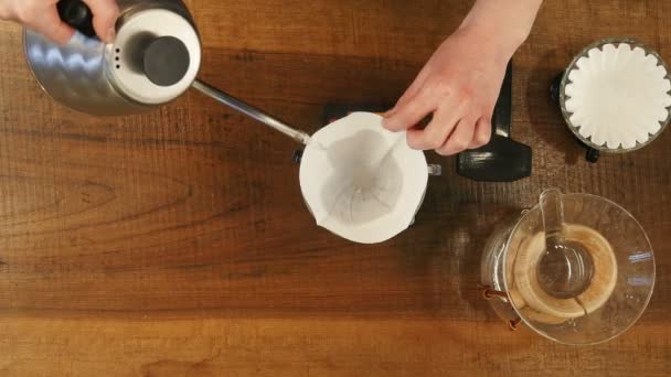 Barista verser de l'eau sur le moulin à café avec filtre — Video