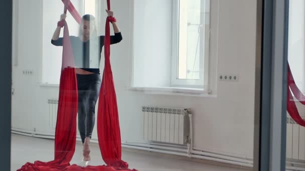 Bailarina deportiva en seda aérea en estudio — Vídeo de stock