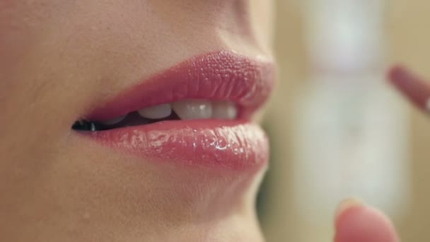 Makeupartist målar läpparna av en vacker leende flicka — Stockvideo