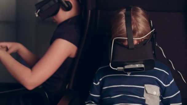 Enfants appréciant la réalité virtuelle attraction — Video