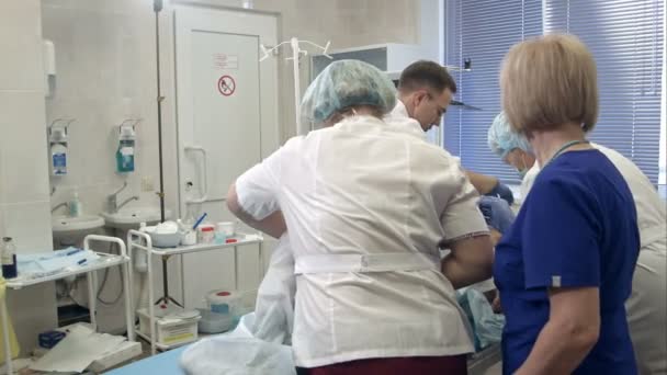Tým lékařů a sester, Příprava pacienta pro gastroskopie — Stock video