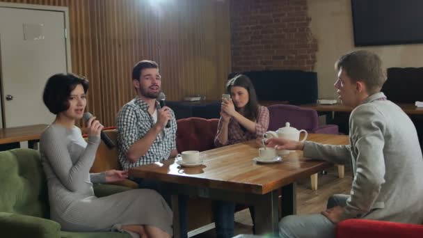 Skupina mladých šťastný přátel baví na karaoke, zpěv, pořizování selfie, pití čaje — Stock video