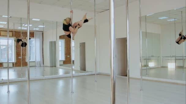 Female pole dancer woman dancing on a pole — Stock Video