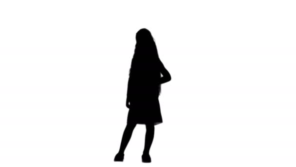 Silhueta Adorável menina sorrindo para a câmera e posando faixa fosco — Vídeo de Stock