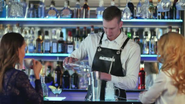Barman sprawia, że koktajle z shakerze — Wideo stockowe