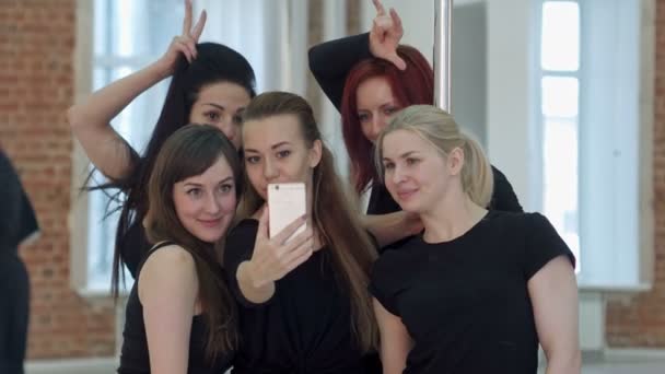 Skupina mladých žen užívajících selfie během přestávky na pól fitness třída — Stock video
