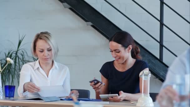 Las trabajadoras trabajan en la oficina, tienen llamadas telefónicas y papeleo — Vídeos de Stock