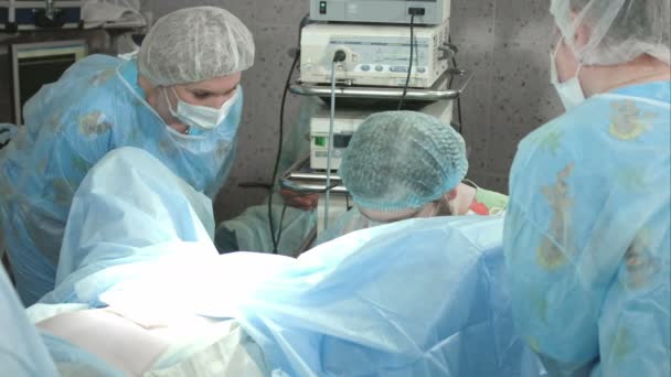 Медицинская команда, выполняющая операции в больнице — стоковое видео