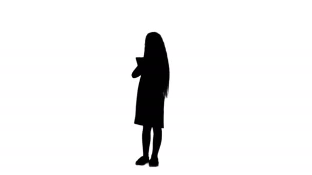 Silhouette Piccola ragazza con tablet computer pista opaca — Video Stock