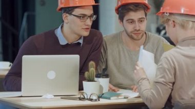 office inşaat projesi üzerinde çalışan mimarlar
