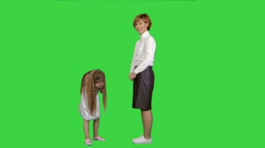 Güzel anne ve kızı yüksek beş veren ve Yeşil Ekranda birbirlerine gülümseyen, Chroma Key