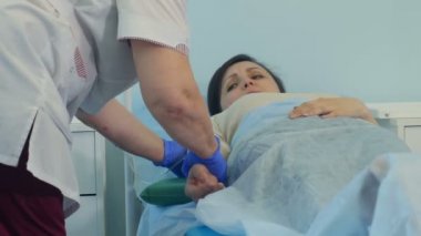 Dinlenmek için damla ile bırakarak bayan hasta hemşire