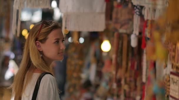 Молодая туристка прогуливается по старому городскому рынку — стоковое видео