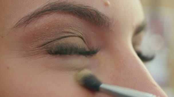 Bright eye make-up for a date — Stock Video