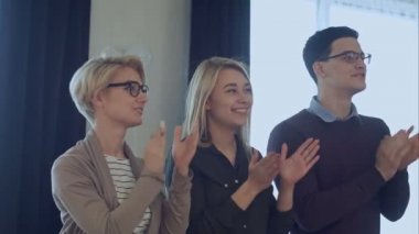 Office başarı kutluyor mutlu yaratıcı iş takım