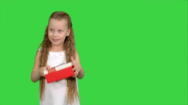 Gelukkig glimlachend meisje Holding Gift Box op een groen scherm, Chroma Key — Stockvideo