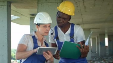 Yapım ekibinin danışmak ve inşaat planlarını dikkate