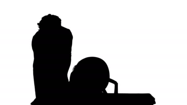 Silhouette Mutter hilft Tochter bei Hausaufgaben — Stockvideo