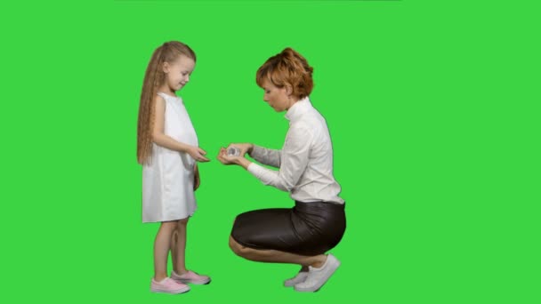 Mère inquiète donnant des médicaments à sa fille sur un écran vert, Chroma Key — Video