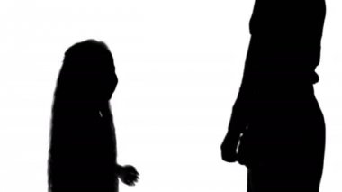 Siluet Mutlu anne onun küçük kızı parça mat yüksek beş veren
