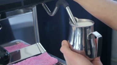 Kahve makinesi ile kahve için süt akışı