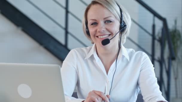 Beautiful smiling woman with headphones looking at camera — Stock Video