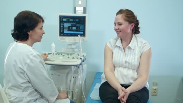 Mosolygó nő beteg rendelkező női orvos konzultáció — Stock videók