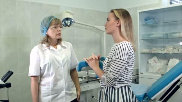 Красивая блондинка консультирует гинеколога — стоковое видео