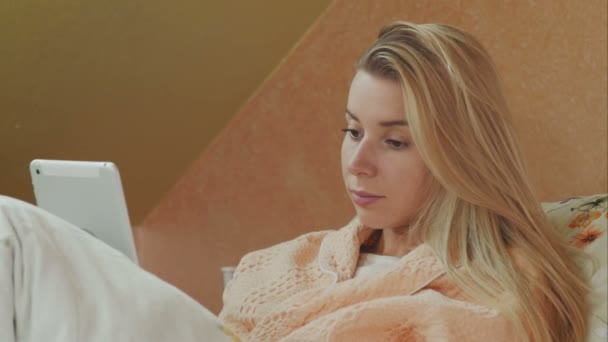 Paciente femenina joven usa tableta digital en cama de hospital — Vídeos de Stock