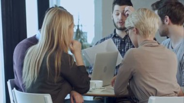 Bir toplantıda meslektaşları ile tartışırken Pazar araştırması kızgın genç adam