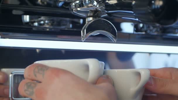 Επαγγελματική ρίχνει ισχυρή εξετάζει ένα τακτοποιημένο κεραμικά φλιτζάνι φρέσκο καφέ εσπρέσσο — Αρχείο Βίντεο
