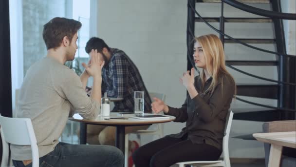 Pareja joven tienen primera cita juntos en la cafetería — Vídeos de Stock