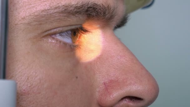 Fiatal ember ellenőrzi a szemét a modern berendezés az orvosi központ — Stock videók