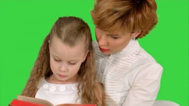Anne ve kızı Yeşil Ekranda coşkuile bir kitap okuma, Chroma Key
