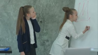 Sorunlar, tartışırken iş çocuklar flipchart Office çizim