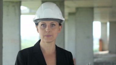 Kameraya konuşurken site bina inşaat kadın işçi