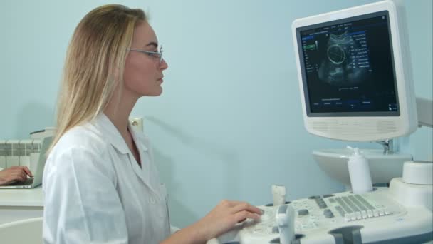 Ultrason ekipmanları çalışan güzel kadın sonograf — Stok video