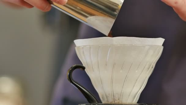 磨削新鲜烘焙咖啡豆进入过滤器 — 图库视频影像