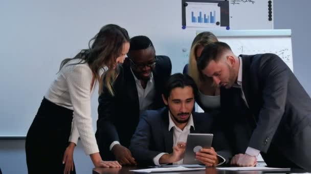 Des hommes d'affaires positifs travaillant avec une tablette numérique au bureau — Video