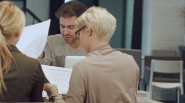 Grup fikirleri tartışmak için Office işçi toplantının