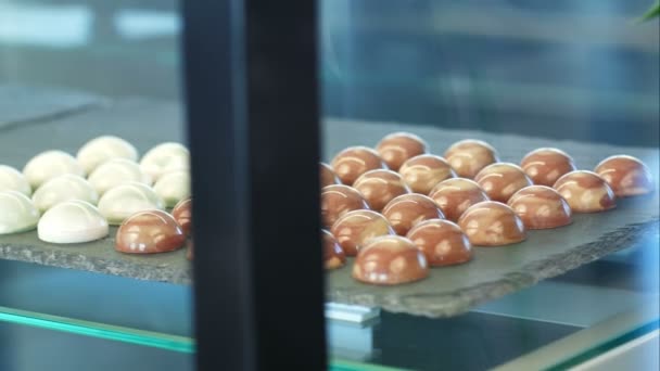 Магазин вікна зі стопками шоколадних цукерок, желе і цукерок — стокове відео