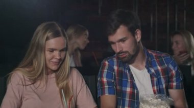 Film izlerken ve tiyatroda konuşmak mutlu arkadaşlar