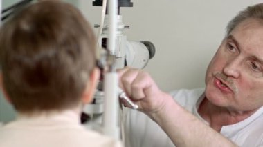 Genç çocuk hasta optometrist tıbbi bir katılım geçiriyor