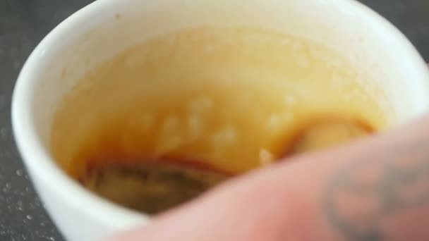 Varón barista sosteniendo taza de café en la mesa — Vídeos de Stock