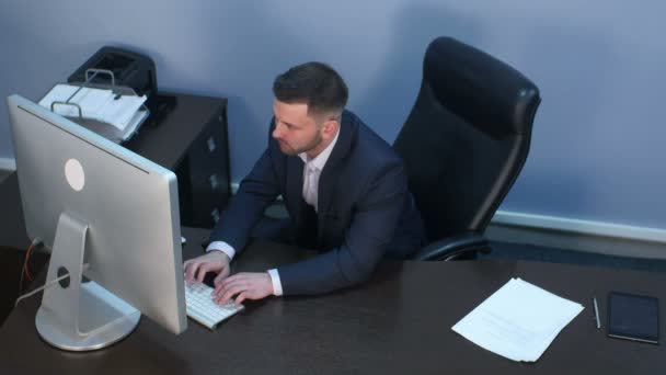 Businessman working on computer in office — Stock Video