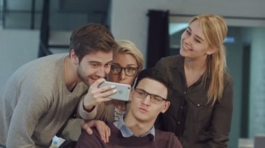 Toplantı salonunun yaratıcı ofis içinde selfie alarak iş adamları gülümseyen